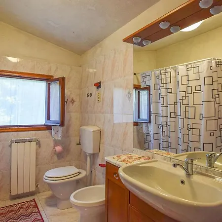 3 Bedroom Awesome In Holiday home *