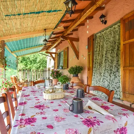 3 Bedroom Awesome In Pietrasanta